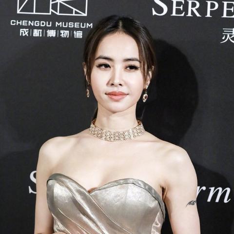 深V装的趋势魅力与数据故事解析
